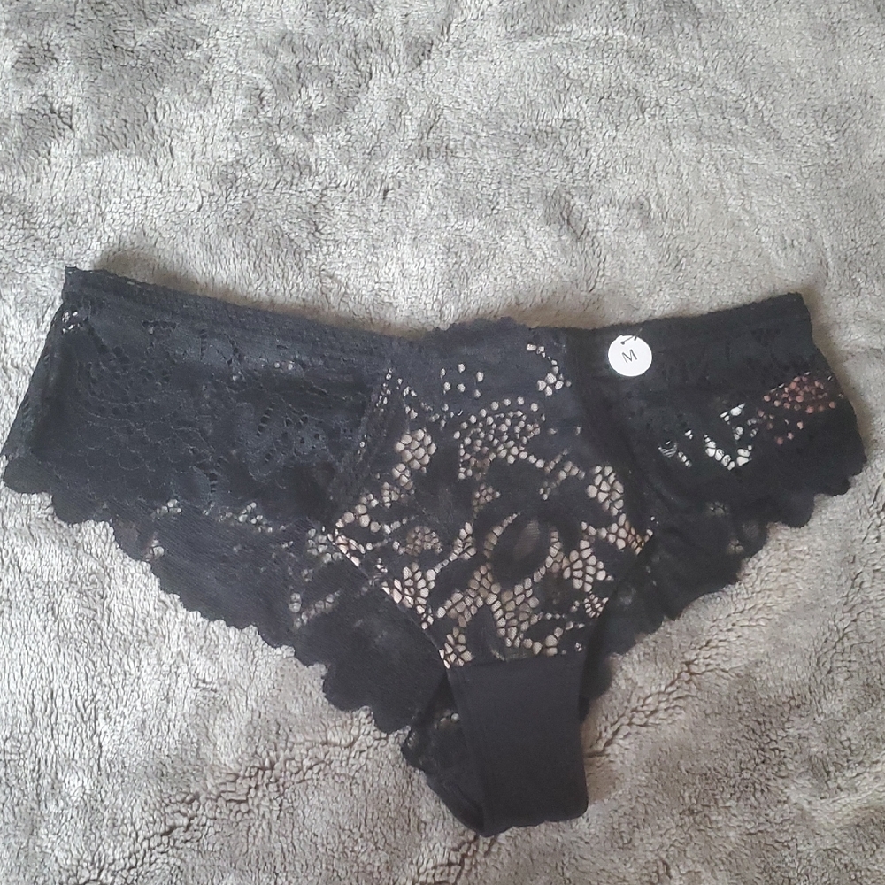 NWOT HUNKEMOLLER LACE PANTY,SIZE:MEDIUM